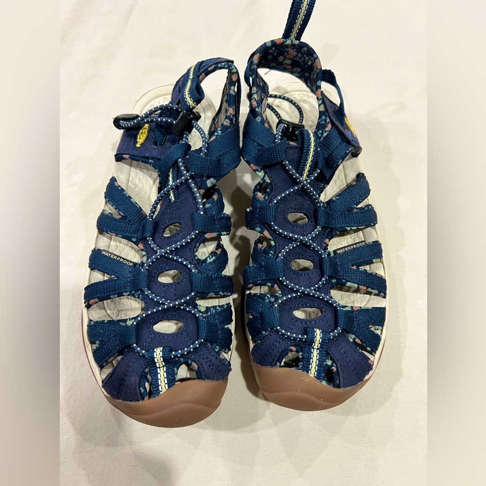 Keen big boys size 6 water/adventure shoes